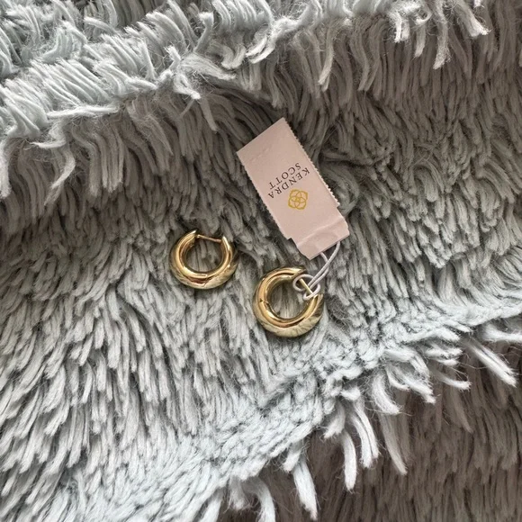 Kendra Scott Mikkie Metal Huggie - Picture 3 of 3